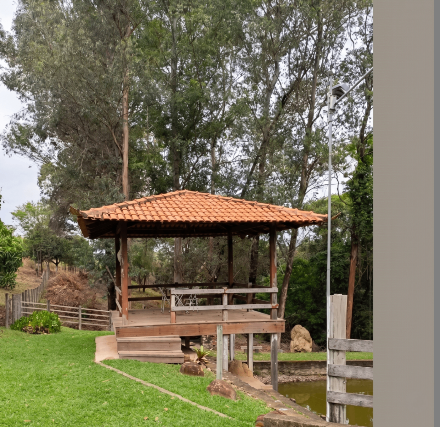 Área de lazer com quiosque e açude na Fazenda Tombador