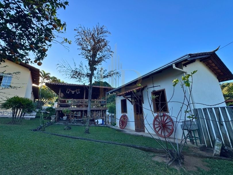 Lateral da casa sede com varanda