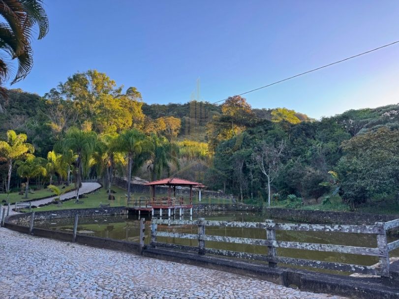 Área de lazer com quiosque e açude na Fazenda Tombador