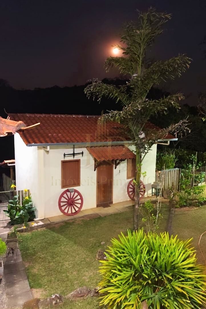 Casa sede ao entardecer